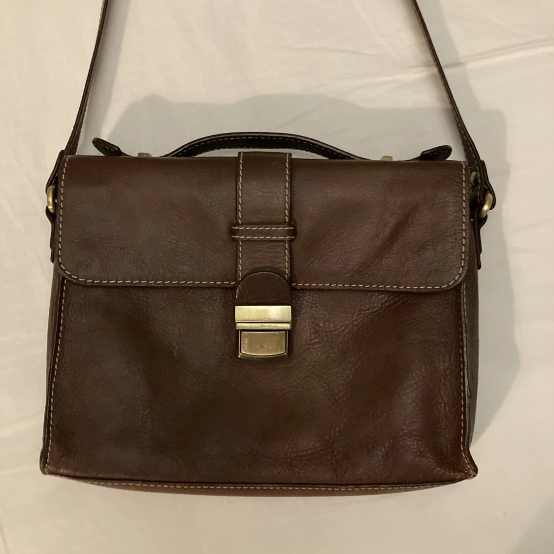 Brun läder axelremsväska