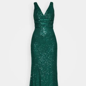 Balklänning - Mörkgrön balklänning med paljetter i storlek 32, använd en gång. Nypris 1.800kr.