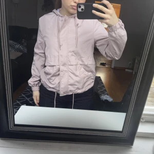 Tunn rosa jacka  - Denna tunna jacka är ifrån HM i storlek XS, säljer denna för 75kr!