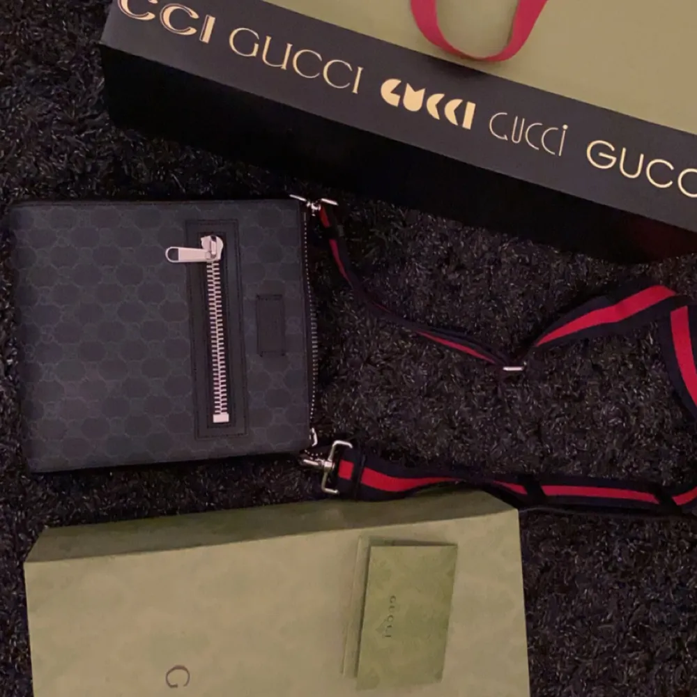 Gucci Messenger bag small äkta med kvitto  från Gucci butiken Stockholm. Knappt hör av dig om du är intresserad utav fler bilder . Tar emot paypal som betalning 👍. Väskor.