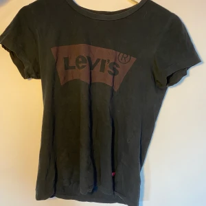 Levi’s t-shirt - Svart levi’s t-shirt med tryck fram, storlek xs   Kund står för frakt, inga byteni