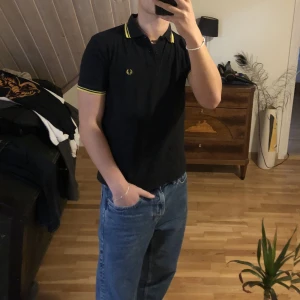 Fred Perry piké  - Svart/gul fred Perry pike. Säljer då jag har växt ur den! Nypris 700 kr Pris 50 + frakt Betalning sker via Swish. Skriv om ni har frågor