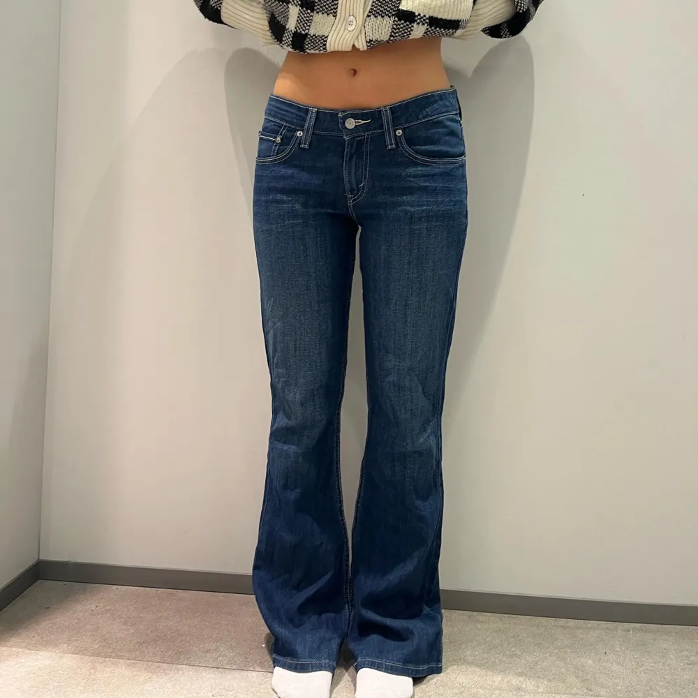 Helt perfekta och felfria lågmidjade Levis jeans i super najs färg. Köp på Extended uf på Instagram!!! Först till kvarn. Jeans & Byxor.
