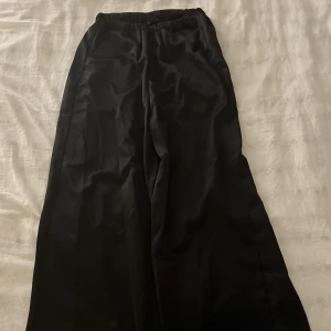 Lindex silke-byxor - Silkesbyxor från lindex. Väldigt sköna, men använd fåtal gånger