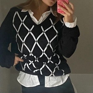 Varm tröja i Rutig Mörkbrun - Supermysig hösttröja i mörkbrun 🥰(Skjortan undertill åker inte med)