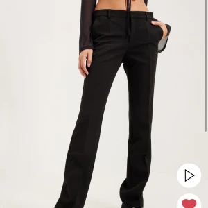 Lågmidjade kostymbyxor - Lågmidjade kostymbyxor från Neo Noir, de har tyvärr blivit för små för mig. Knappt använda så i superfint skick. Storlek XXS, passar också XS! Nypris 699 🫶🏽😇