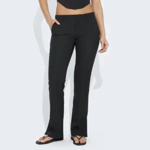 Lågmidjade kostymbyxor  - Lågmidjade snygga kostymbyxor från Bikbok, modell Vera. För stora för mig, nyskick!💕