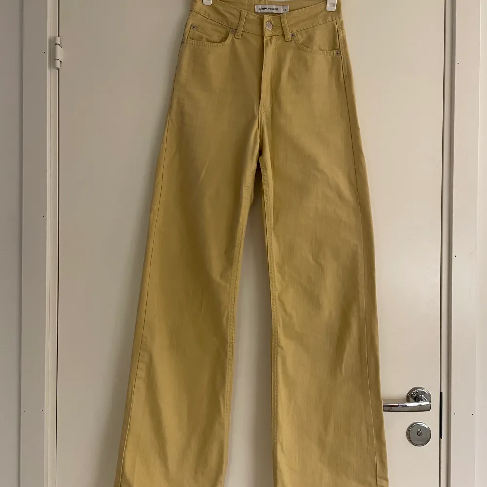 Brun/orangea samt gula Carin Wester jeans, inköpta 2020 och i mycket bra skick.  Går att köpa båda paren samtidigt eller bara en.  Orange/bruna 150 kr Gula 150 kr. Jeans & Byxor.