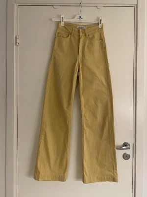 Carin Wester jeans!! - Brun/orangea samt gula Carin Wester jeans, inköpta 2020 och i mycket bra skick.  Går att köpa båda paren samtidigt eller bara en.  Orange/bruna 150 kr Gula 150 kr
