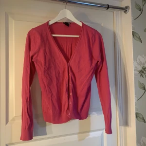 H&M kofta - Mammas gamla kofta, är sliten, nopprig och urtvättad så kom med eget pris:)