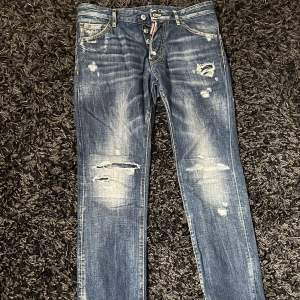 säljer dessa skit snygga disquared2 jeans, i nyskick endast använda 4-5 gånger! Nypris 4900kr. Passar M (30/32)