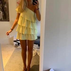 Zara gul klänning  - INTRESSEKOLL på denna populära klänning från zara. Köptes i somras men säljer då jag aldrig fått nån användning av den❤️