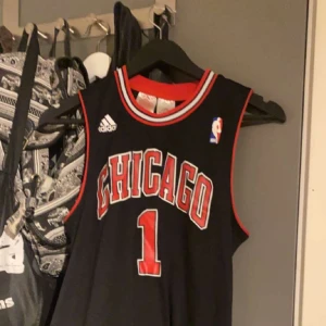 Basketlinne - TRYCK INTE PÅ KÖP DIREKT! Säljer detta överfeta Basketlinne från adidas, äkta, (finns matchande shorts nånstans hemma om d skulle vara intressant), är i barnstorlek 164 men skulle säga XS/S🥰