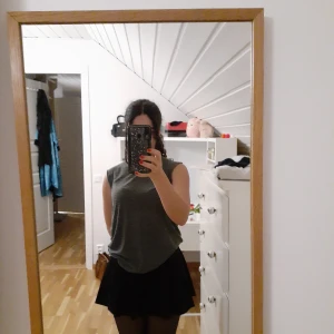  Grå Tröja - Grå tröja, blir av med för det passar inte min stil längre. Frakt ska betalas av köpare, använd inte köp nu