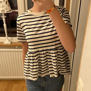 Zara tröja - Randig t-shorts ifrån zara. Har aldrig använt då det inte riktigt är min stil💗