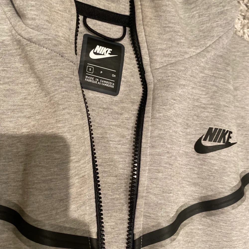 Nästan helt ny Nike tech i storlek S, men passar även M. Den är i väldigt fint skick. Säljer eftersom den är för stor för mig. Vid fler frågor hör av er. Tröjor & Koftor.