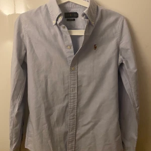 3 skjortor, RL, Tommy hilfiger - Säljer alla dessa skjortor de är för små för mig nu. Alla är i princip "nyskick". Passar XS (möjligen S) 250kr styck eller 500kr för alla  Kan fraktas om det skulle så önskas