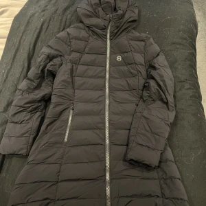 Vinter jacka  - Lång super snygg vinterjacka snygg model😍använd spramst, nyskick, storlek 38 nypris 2100kr mitt pris 450 kr märke 8848 Altitude