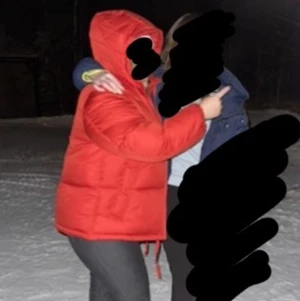 Jacka  - hej!!! säljer min röda jacka från hm, köpt i vintras och nästan inte använd, inga fläckar/ skador på den!❤️