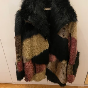 Pälsjacka - Pälsjacka från one teaspoon Väldigt fint skick. Multifärgad.  Storlek S