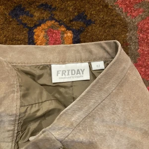 Beige Mocka kjol knälång - Jätte fin beige mockakjol i storlkek 42. I bra skick men smått använd!🖤(skriver midjemått vid intresse)