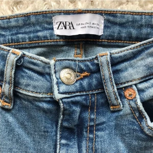 Zara jeans  - Zara jeans i strlk 34 högmidje, köpte från en tjej men den är för liten för mig. Fint skick. 
