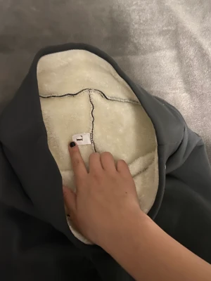 Jättefina varma leggings - Oklart vilket märke dom är från då jag fick dom av mamma som inte använde dom. Inte heller min stil så i princip endast tesgade. Stk Lmen jag har M å sitter jättebra, stretchiga. 150😁 hör av er v Ifall bild önskas