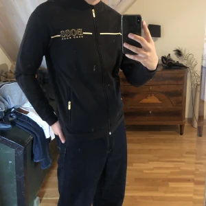 Hugo boss kofta - Hugo boss kofta  Pris 100 kr + frakt Betalning sker via swish 