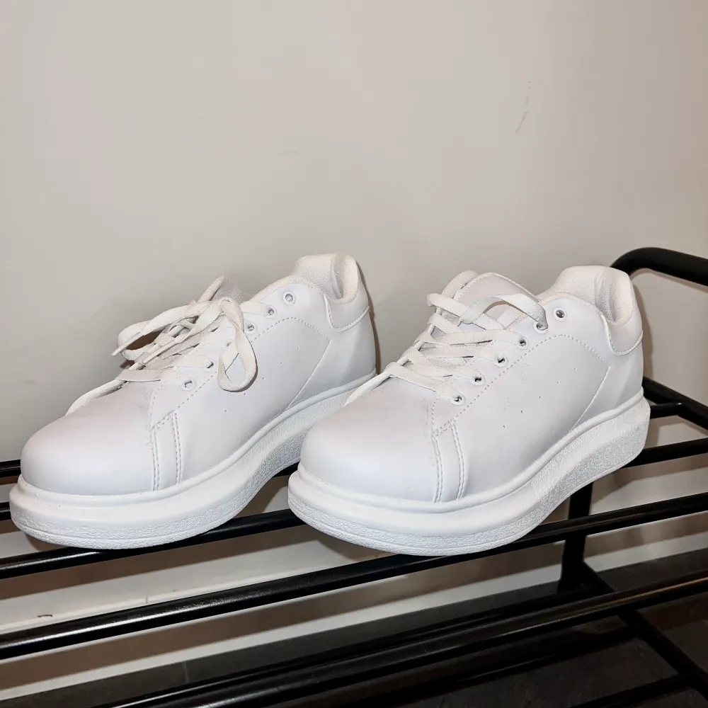 Sneakers från Nellys egna märke, NLY Shoes. Aldrig använda då jag upplevde att dom var lite mindre i storleken. Är i storlek 38, men skulle nog säga att dom är närmre storlek 37. Nypris: 399kr. Skor.