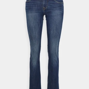 Pepe lågmidjade jeans - Jättefina lågmidjade jeans inköpta förra året, mycket bra skick💓Nypris: 749 kr Skriv vid intresse! Pris kan diskuteras 