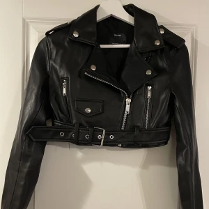 Skinnjacka  - En kort skinnjacka i fint skick använd några gånger,  För fler bilder eller frågor är det bara att skriva! Köparen står för frakten🤗