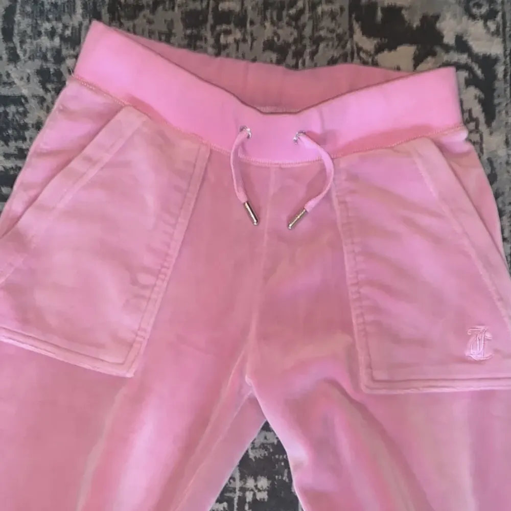 Jätte fina rosa juicy byxor(gör om annonsen pga att man inte kan ändra priset på gamla annonsen) byxorna har inga hål eller fläckar. Redo att postas som 550kr som start pris💕💕köp snälla om du är intresserad💕💕. Jeans & Byxor.