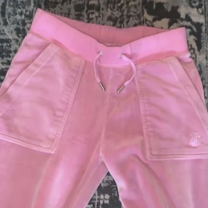 Billiga juicy byxor - Jätte fina rosa juicy byxor(gör om annonsen pga att man inte kan ändra priset på gamla annonsen) byxorna har inga hål eller fläckar. Redo att postas som 550kr som start pris💕💕köp snälla om du är intresserad💕💕