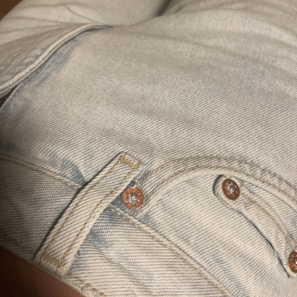 Ett par högmidjade raka jeans från Weekday. Jeansen är väldigt ljusblåa (se sista bilden) Bara använda 1 gång och i bra skick! . Jeans & Byxor.