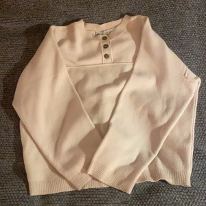 Zara tröja - En Zara tröja i färgen beige. Den är långärmad, varm och mysig, perfekt till vintern❤️