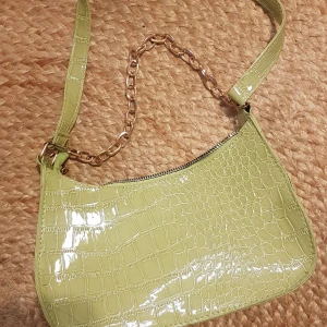Grön ny snygg väska. 90-tal. Kedja. - Ny väska. Snygga detaljer.