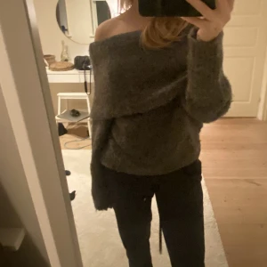 Stickad tröja  - Jättesnygg stickad tröja från HM, perfekt nu i vinter! Använd fåtal gånger så superfint skick, strl XS 💖 150kr + frakt 