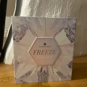 Glossybox adventskalender  - Hej, jag köpte en glossybox adventskalender, men ångrar mig då jag redan har en annan kalender. Så tänkte höra om någon är sugen att köpa den. Luckorna är såklart oöppnade och ingen produkt är rörd😊 Jag köpte den för 1299kr och pris kan diskuteras 