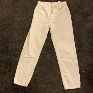 Vita jeans - Ett par super fina vita jeans som tyvärr inte passar mig. De är ifrån pull&bear och de har blivit använda men inte nu på ett tag. Jag är 165 cm och har storlek S och dessa byxor sitter rätt tajt i midjan och de är lite korta. De är i storlek 36. 