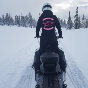 Zip-hoodie från mm-sports med rosa detaljer - Säljer en ziphoodie med luva från mm-sports med rosa detaljer. Knappt använd så i väldigt fint skick. Storlek S.  Stort tryck på ryggen, mm-sportsloggan på ena armen och ett tryck på framsidan.  Två framfickor.  Kan hämtas i Tyresö (Sthlm) eller Örebro