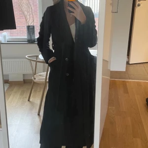 Lång ullkappa Ivy Oak 36 Nyskick - Ullkappa från Ivy Oak. Storlek 36, normal i storlek. Lång / vadlång modell. Sparsamt använd, inga tecken till slitage. Nypris ca 3500 kr. 65% ull, 10% mohair, 20% polyamide, 5% acryl. 