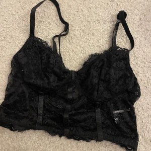 Braletter - Braletter i nyskick, endast använda ett fåtal gånger. Alla 3 passar dig som har storlek S/M på byst. 40 kr styck eller 100 kr för alla 3.