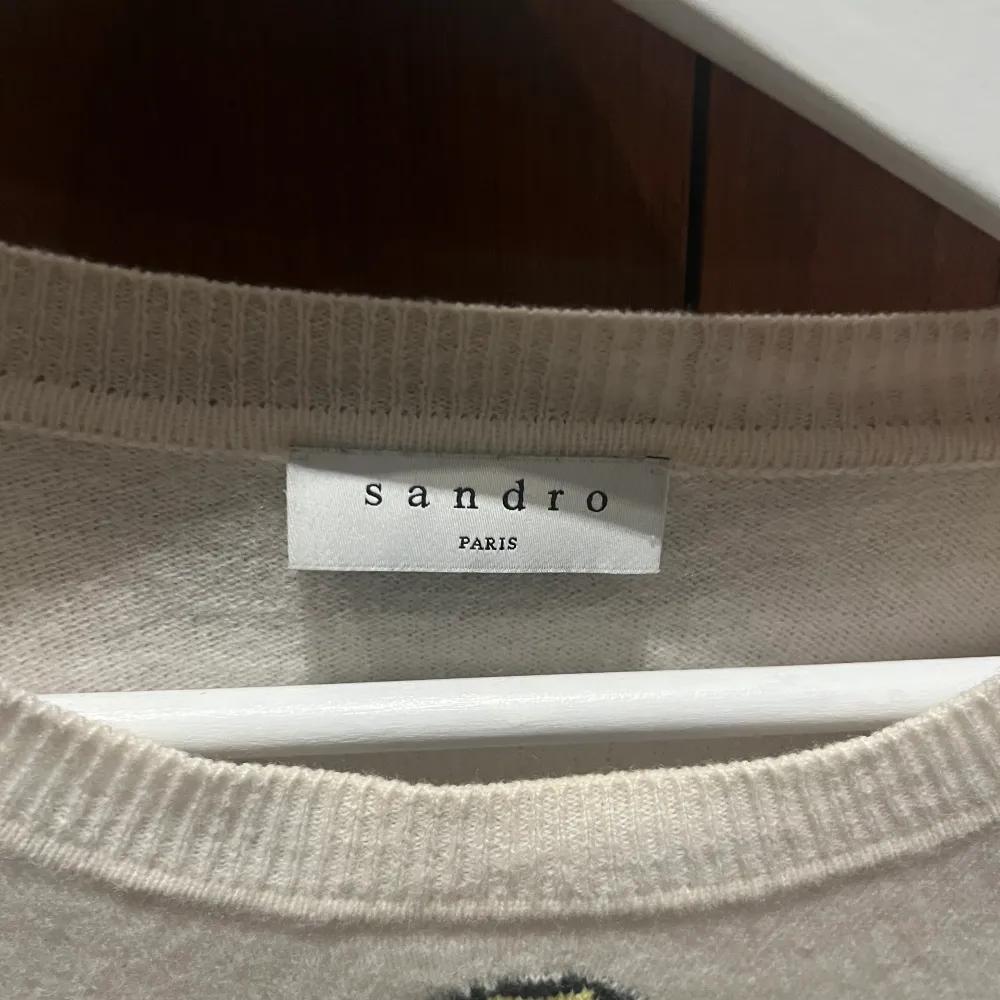 Cashmere tröja från sandro. Bra skick, använd sparsamt. . Stickat.