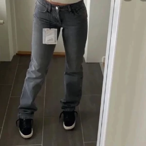 Zarajeans  - Zara Mid Rise Jeans❤️ väldigt gott skick. Lånad bild, kom privat för fler bilder⚡️⚡️pris går att diskutera!!!