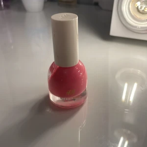 Nagellack - Säljer nu mitt nagellack från H&M  (Lite använt) Färg : Bright There Köptes nyss Orginal pris : 50 kr !!OBS!! EJ SPÅRBART