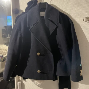 Jättefin kort kappa! - Jättefin kort kappa ifrån stradivarius🤍 super skönt och svin snygg! Skicka privat vid intresse av fler bilder!🤍 obs: en knapp är av men skickar med den! De är bara att sy på!🤍