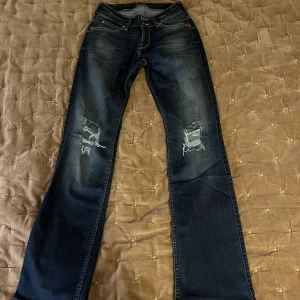 Lee jeans - Lee jeans med slitningar i strl w25 l31.