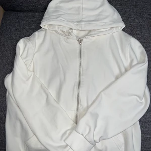 Vit Zip Hoodie  - Helt ny oanvänd vit zip up hoodie i storlek L som passar M . Passar  även S om man vill ha den oversized! 