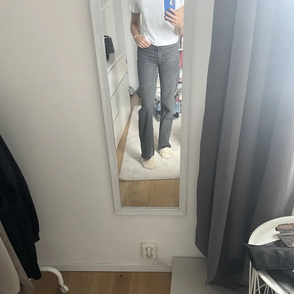 Gråa jeans från zara i rak modell i strl 36💗☺️. Jeans & Byxor.