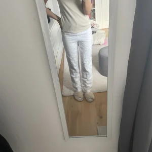 Vita linnebyxor - Vita linnebyxor i dubbelt tyg så de är inte genomskinliga😍de är i xs och svin bra längd på mig som är 173 men beror ju lite på hur man vill ha dem☺️💗